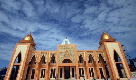  Warga melintas di depan Masjid Agung Syekh Burhanuddin, di Ulakan, Padangpariaman, Sumatera Barat, Kamis (18/12). 