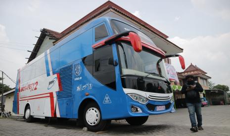 Warga melintas di depan Mobile Laboratorium Bio Safety Level 2 (BSL-2) 