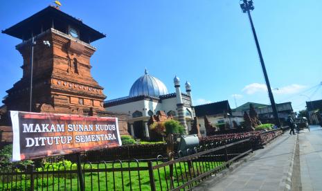 Warga melintas di depan objek wisata religi Masjid Menara Kudus. Pemerintah Kabupaten Kudus, Jawa Tengah, belum bisa memberikan kelonggaran terhadap pengelola objek wisata untuk beroperasi kembali (ilustrasi).