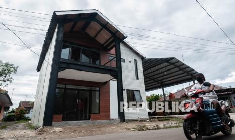 Warga melintas di depan rumah tahan gempa di Rangkasbitung, Lebak, Banten, Jumat (21/1/2022). Prototipe rumah tahan gempa yang dibangun oleh Badan Riset dan Inovasi Nasional (BRIN) tersebut dapat menahan gempa berkekuatan magnitudo 8,0 SR dan akan dijadikan sarana edukasi kegempaan bagi masyarakat. 