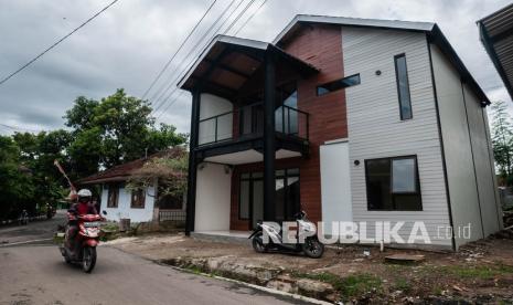 Warga melintas di depan rumah tahan gempa di Rangkasbitung, Lebak, Banten, Jumat (21/1/2022). Prototipe rumah tahan gempa yang dibangun oleh Badan Riset dan Inovasi Nasional (BRIN) tersebut dapat menahan gempa berkekuatan magnitudo 8,0 SR dan akan dijadikan sarana edukasi kegempaan bagi masyarakat. 