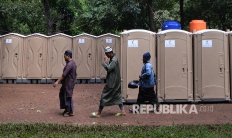 Warga melintas di depan toilet portable di kawasan Monas, Jakarta. ilustrasi