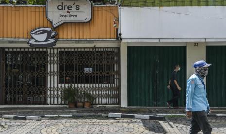 Warga melintas di depan toko yang telah tutup di kawasan Sabang, Jakarta, Selasa (7/4/2020). Menteri Kesehatan Terawan Agus Putranto telah resmi menetapkan Pembatasan Sosial Berskala Besar (PSBB) di wilayah DKI Jakarta dalam rangka percepatan penanganan COVID-19, penetapan tersebut tertuang dalam Keputusan Menteri Kesehatan Nomor HK.01.07/Menkes/239/2020.