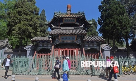 Warga melintas di halaman Masjid Niujie, di Beijing, Cina, Rabu (3/5).