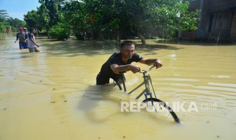 BPBD imbau 20 kecamatan rawan banjir diminta waspada di tengah cuaca ekstrem.