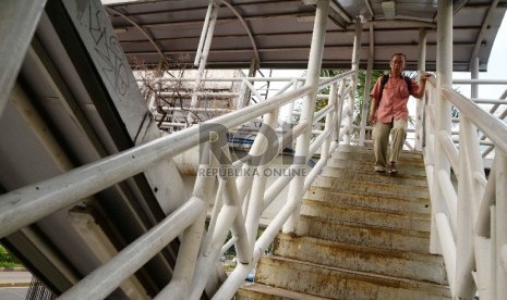 Warga melintas di Jembatan Penyeberangan Orang (JPO) di Jalan Rasuna Said, Jakarta, Kamis (26/11).