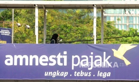 Spanduk sosialisasi pengampunan pajak dekat Stasiun Gambir, Jakarta, belum lama ini.  (Republika/ Agung Supriyanto)