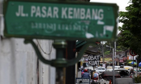 Warga melintas di kawasan jalan Pasar Kembang, Yogyakarta, Senin (7/3). 