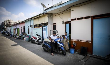 Warga melintas di kawasan Kampung Kunir, Pinangsia, Jakarta Barat, Jumat (29/7/2022). 