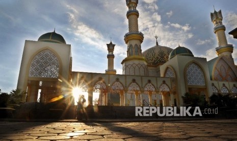 Warga melintas di kawasan masjid Masjid Hubbul Wathan di Islamic Center kota Mataram, Lombok, Nusa Tenggara Barat, Selasa (23/5). 