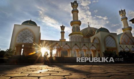 Masjid Hubbul Wathan Gelar Sholat Id dengan Protokol. Warga melintas di kawasan masjid Masjid Hubbul Wathan di Islamic Center kota Mataram, Lombok.