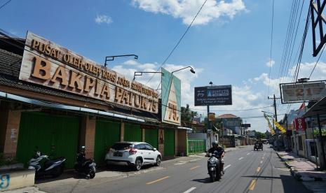 Warga melintas di kawasan pusat oleh-oleh bakpia di Pathuk, Yogyakarta, Jumat (24/4). Pandemi Covid-19 benar-benar memukul sektor pariwisata Yogyakarta. Selama beberapa bulan, industri yang punya porsi cukup besar dalam struktur PAD Yogyakarta ini sempat lumpuh akibat nihilnya pelancong. 