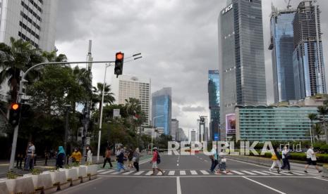 Warga melintas di pelican cross di Jakarta, Ahad (21/11/2021). Pemprov DKI Jakarta berencana memberlakukan kembali Surat Izin Keluar Masuk (SIKM) saat momentum libur Nataru.