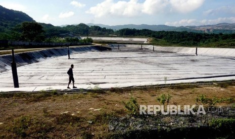 Warga melintas di Tempat Pengolahan dan Pemrosesan Akhir Sampah (TPPAS) Lulut Nambo (ilustrasi)