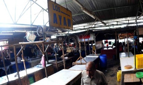  Warga melintas diantara kios penjual daging ayam di Pasar Senen, Jakarta, Senen (18/8).