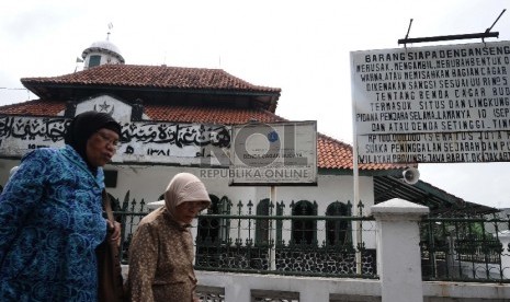 Warga melintas didepan Masjid Jami Cikini Al Ma Mur, Jakarta Pusat, Kamis (12/2).