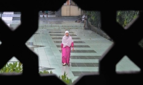 Warga melintas dikawasan Masjid Sunda Kelapa, Jakarta. Masjid dinilai tidak hanya berfungsi sebagai tempat ibadah, dan juga berperan membangung ekonomi umat.