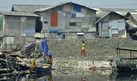  Warga melintas diperkampung nelayan di kawasan Kali Adem, Muara Angke, Jakarta Utara, Senin (4/9).