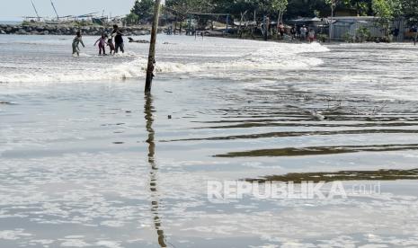 Mataram Pastikan Destinasi Wisata Dijaga Ketat Saat Ditutup. Warga melintas saat terjadi rob di Taman Wisata Loang Baloq, Mataram, NTB.