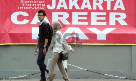 Warga melintas usai menghadiri pelaksanaan Bursa Kerja di istora Senayan, Jakarta, Kamis (17/9). 