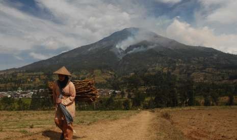 Gunung Sumbing, Temanggung, Jawa Tengah. Seorang pendaki ditemukan tewas tertimpa longsoran tanah di Gunung Sumbing, Senin.