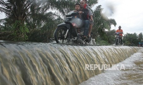 Warga melintasi banjir di Aceh Timur, Aceh