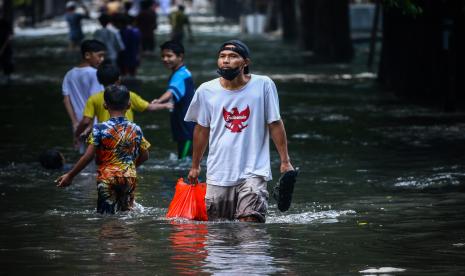 Hujan deras yang mengguyur wilayah Kota Malang, Jawa Timur, Senin (25/10) sore, menyebabkan banjir pada 10 titik dan dilaporkan satu bangunan masjid mengalami kerusakan akibat tersambar petir.