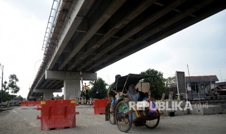 Warga melintasi disekitar area proyek pembangunan flyover Dermoleng, Brebes, Jateng, Rabu (14/6). 