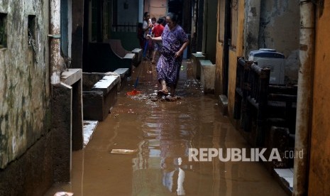 Warga melintasi genangan banjir di Jakarta Timur. (Ilustrasi)