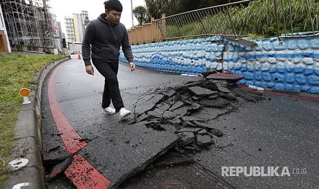 Residents traverse earthquake-damaged streets in Taiwan (illustration). The Ministry of Foreign Affairs confirmed that no Indonesian nationals (WNI) were killed in the earthquake disaster in Taiwan.