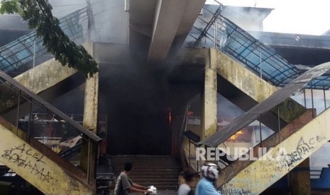 Pasar Tambruni yang dibakar massa di Kabupaten Fak-Fak, Papua Barat, Rabu (21/8/2019). Kericuhan di sejumlah daerah di Papua dan Papua Barat membuat mahasiswa Papua di Maluku Utara khawatir dengan keamanan mereka.