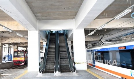 Warga melintasi peron khusus kereta api (KA) Bandara Soekarno Hatta di Stasiun Manggarai, Jakarta Selatan, Jumat (4/10). 