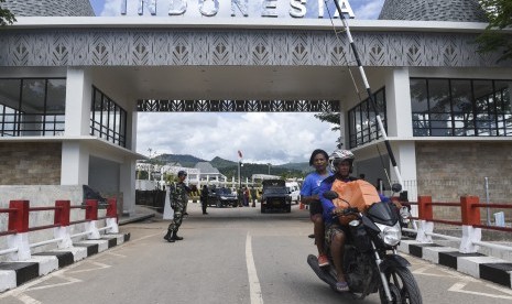 Warga melintasi Pos Lintas Batas Negara (PLBN) Terpadu RI-Timor Leste di Motaain, Belu, NTT, Kamis (4/5). 