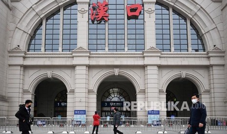 Warga melintasi Stasiun Kereta Hankou Railway yang ditutup pemerintah. Setelah seluruh Kota Wuhan disolasi untuk menghindari penyeberan virus nCoV.