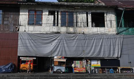 Warga melintasi tempat pedagang kaki lima (PKL) di salah satu sudut kawasan Kota Tua, Jakarta, Senin (1/8/2022). Pemkot Jakbar menggratiskan PKL Kota Tua untuk dua bulan berdagang di Gedung Kemenkeu.