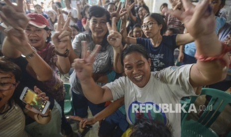 Warga meluapkan kegemberiaannya di Tempat Pemungutan Suara (TPS) 32, Cililitan, Jakarta Timur, Rabu (19/4).