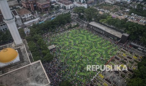 Warga memadati Alun-alun Masjid Raya bandung, Jawa Barat, Jumat (7/6/2019).