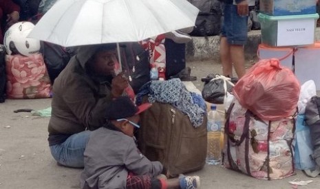 Warga memadati Bandara Wamena, Jayawijaya, Papua, Jumat (27/9/2019). 