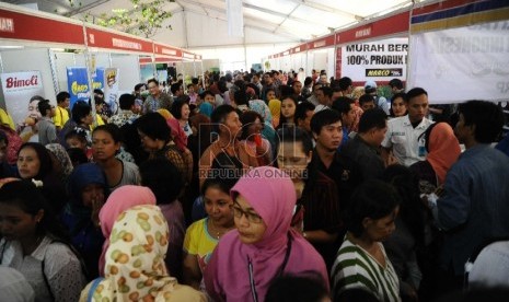  Warga memadati gelaran Pasar Murah di Halaman kantor Kemendag, Jakarta, Kamis (25/6).