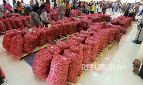  Warga memadati gerai bawang merah saat pembukaan Toko Tani Indonesia (TTI) di kawasan Pasar Minggu, Jakarta, Rabu (15/6).  (Republika/ Agung Supriyanto)