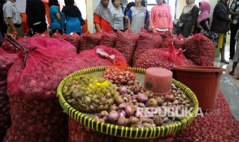 Warga memadati gerai bawang merah saat pembukaan Toko Tani Indonesia (TTI) di kawasan Pasar Minggu, Jakarta, Rabu (15/6).  (Republika/ Agung Supriyanto)