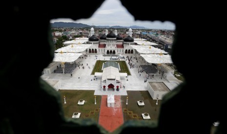 Warga memadati halaman masjid Raya Baiturrahman yang telah dibangun payung elektrik di Banda Aceh, Aceh, Sabtu (13/5).