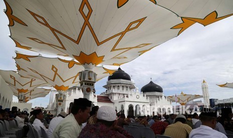 Warga memadati halaman Masjid Raya Baiturrahman yang telah dibangun payung elektrik di Banda Aceh, Aceh.