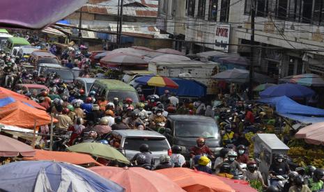 Warga memadati Jalan Imam Bonjol di kawasan Pasar Pasir Gintung, Bandar Lampung, Lampung, Senin (10/5/2021). Pasar tradisional tersebut mulai dipadati warga yang berbelanja untuk kebutuhan jalang Hari Raya Idul Fitri 1442 H.