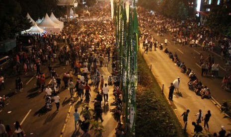   Warga memadati Jalan MH. Thamrin saat berlangsungnya Jakarta Night Festival atau Malam Muda-mudi di Jakarta Pusat, Sabtu (22/6) malam.   (Republika/Yasin Habibi)