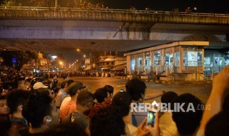 Warga memadati lokasi ledakan di Terminal Kampung Melayu jakarta, Rabu (24/5) malam. 