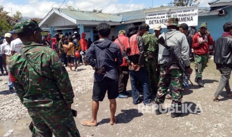 Warga memadati Pangkalan TNI AU Manuhua Wamena, Jayawijaya, Papua, Rabu (25/9/2019).