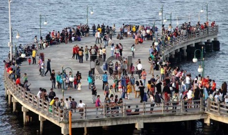 Warga memadati pantai Ancol, Jakarta, Jumat (9/8).    (Republika/Yasin Habibi)