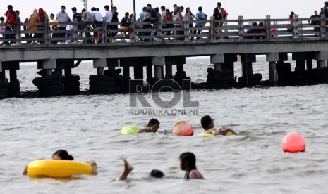 Warga memadati pantai Ancol, Jakarta, Jumat (9/8).    (Republika/Yasin Habibi)