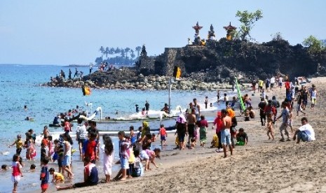 Warga memadati pantai saat merayakan tradisi Lebaran 